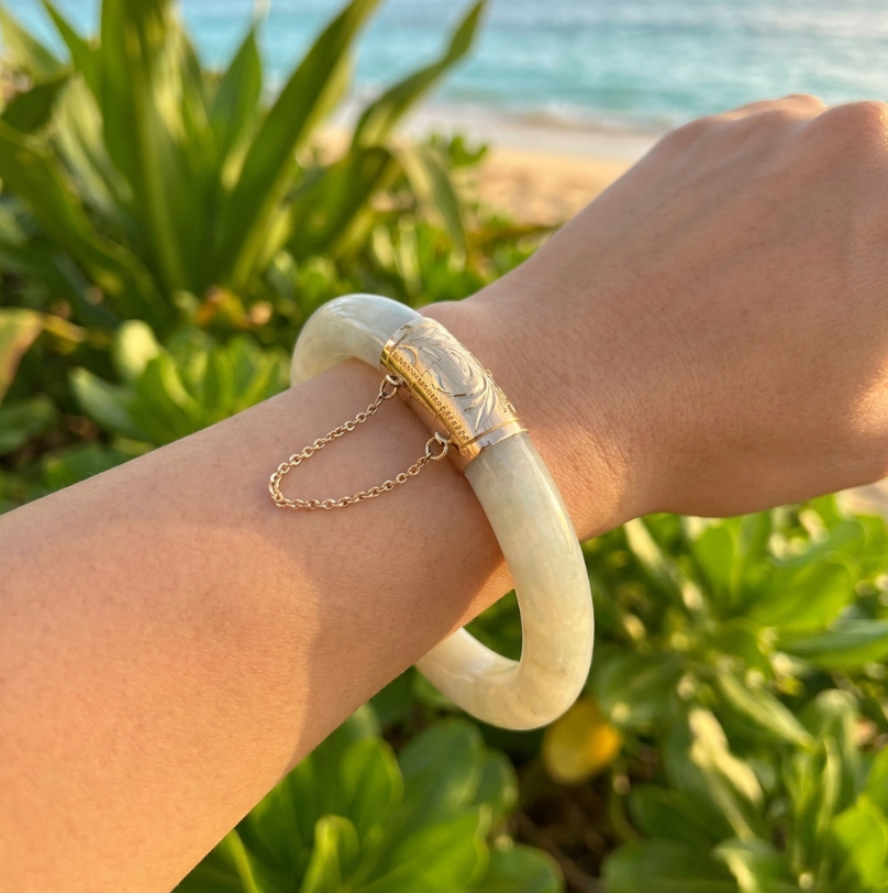 Vintage 14k Gold Hinged Jadeite Bangle