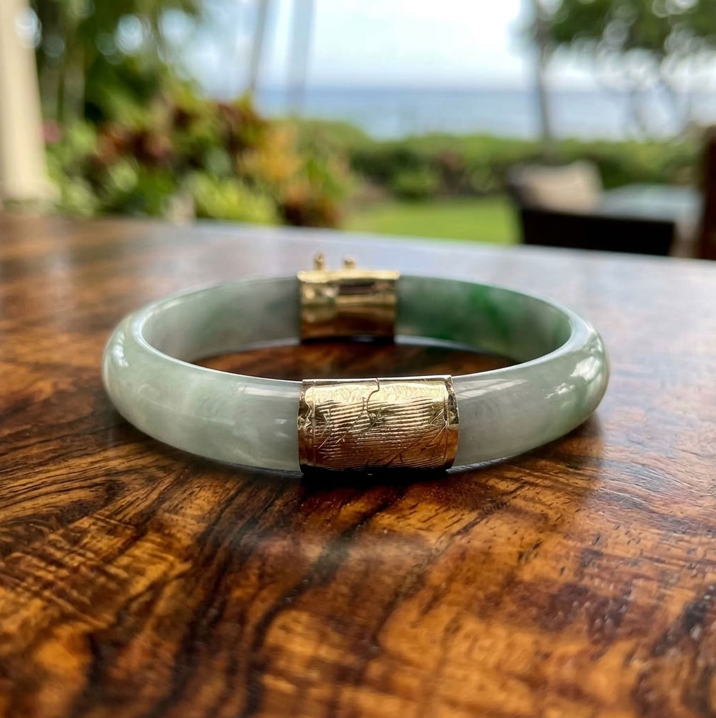 Vintage 14K Gold Hinged Jadeite Bangle Bracelet | Moss-in-Snow Jade