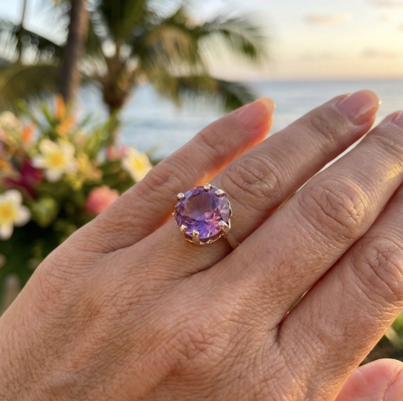 Antique Color Change 12.5-Carats Sapphire Ring in 10K Yellow Gold