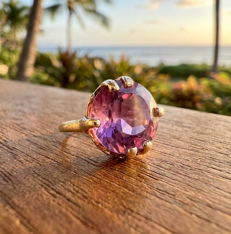 Antique Color Change 12.5-Carats Sapphire Ring in 10K Yellow Gold